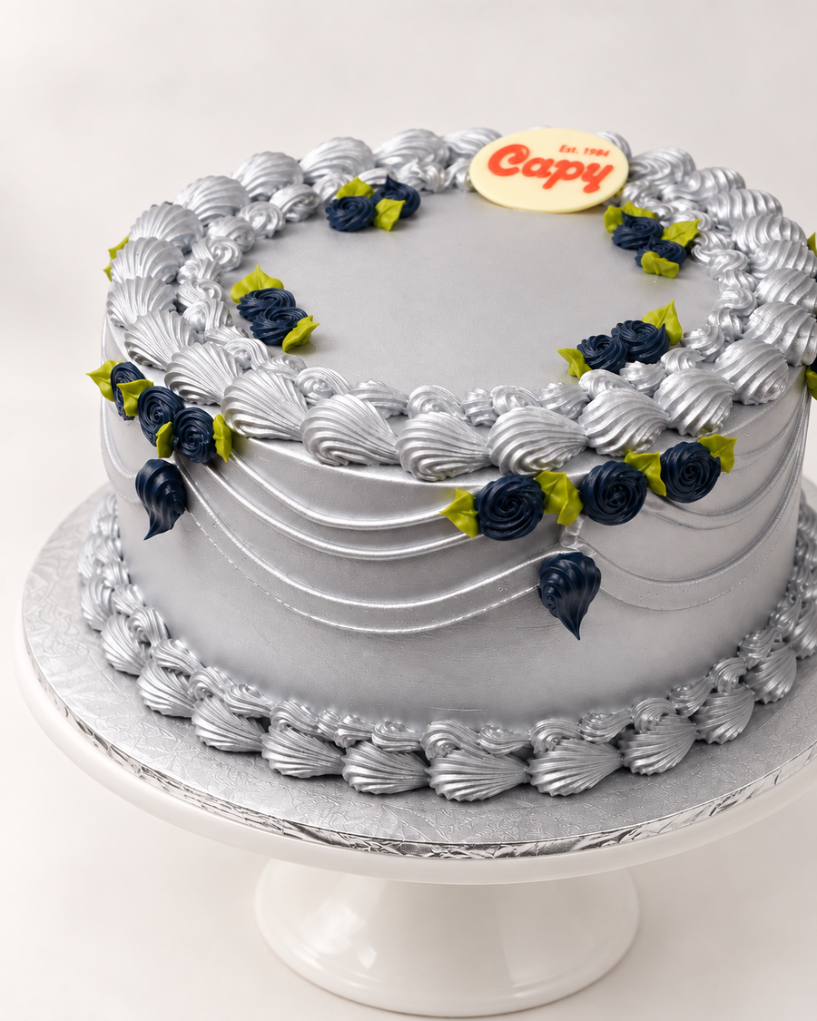 Pastel plateado con flores azul marino