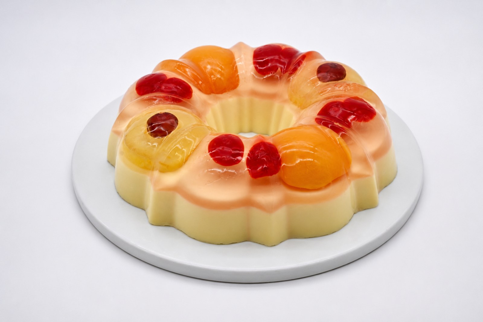 Gelatina de piña con fruta en un plato blanco